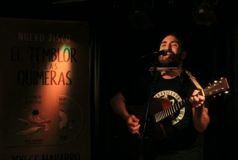 Jorge Navarro & La Revolución Sonríe