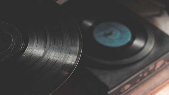 Gabinete Caligari: ‘Al calor del amor en un bar’ Regresa en Vinilo Rojo por su 40 Aniversario