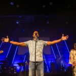 Joshua Idehen Conquista la Escena con su Fusión de Baile y Crítica Social