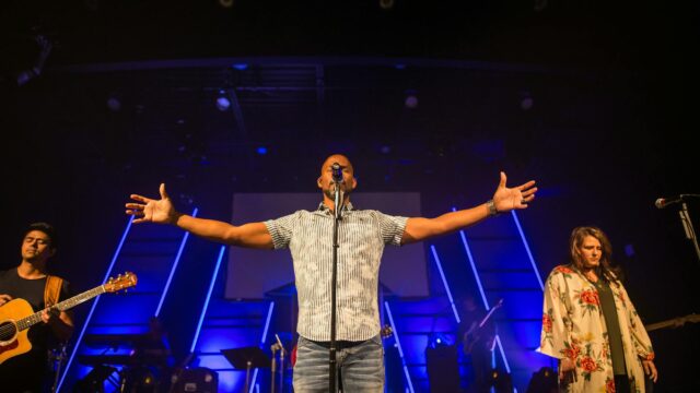 Joshua Idehen Conquista la Escena con su Fusión de Baile y Crítica Social