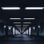 Charli XCX y la pasarela del fin del mundo: cuando la moda se convierte en espejo roto