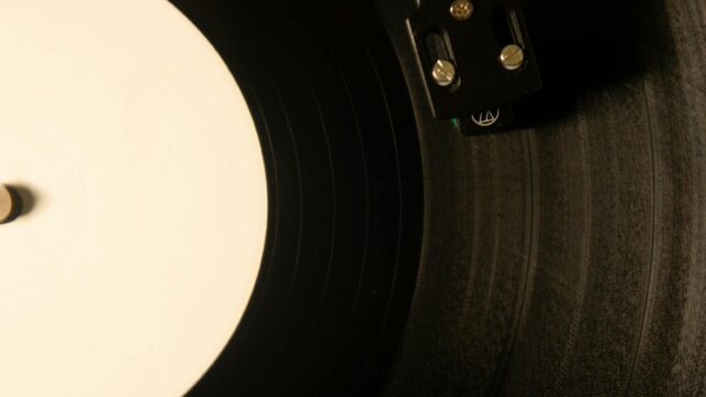 Coque Malla reedita ‘El último hombre en la tierra’ en vinilo Splatter: un clásico del pop español vuelve al formato que merece