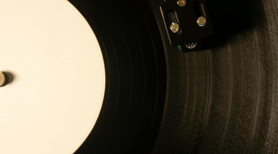 Coque Malla reedita ‘El último hombre en la tierra’ en vinilo Splatter: un clásico del pop español vuelve al formato que merece