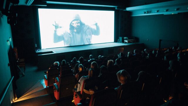 Charli XCX convierte su nuevo álbum en un acontecimiento colectivo: escuchas en cines de todo el mundo, también en Madrid