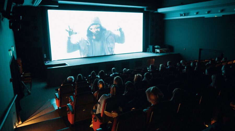 Charli XCX convierte su nuevo álbum en un acontecimiento colectivo: escuchas en cines de todo el mundo, también en Madrid