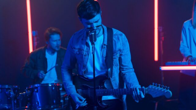 Nothing But Thieves vuelven con ‘Stray Dogs’ y suenan más a ellos mismos que en años