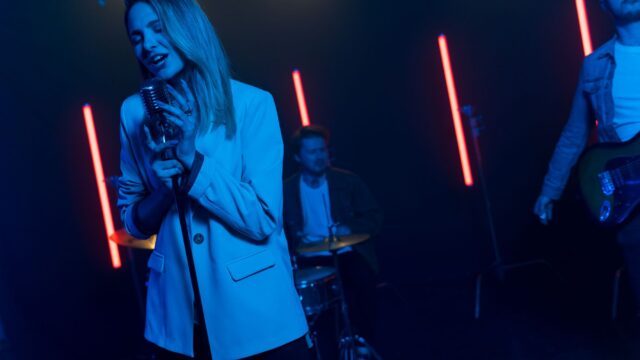 Robyn y Zara Larsson juntas otra vez en ‘Talk To Me, Zara’, el remix que no sobra