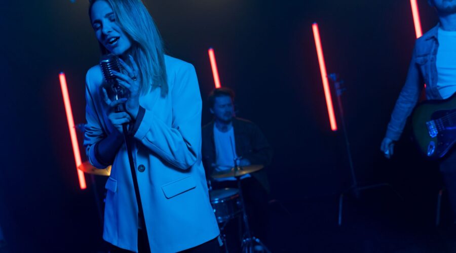 Robyn y Zara Larsson juntas otra vez en ‘Talk To Me, Zara’, el remix que no sobra