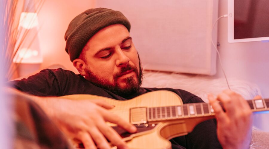 Sarria convierte el rechazo en funk con ‘Artificial’, su cuarto single