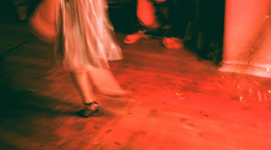 Jorja Smith apuesta por la pista de baile en ‘What Are the Odds’ y solo gana a medias