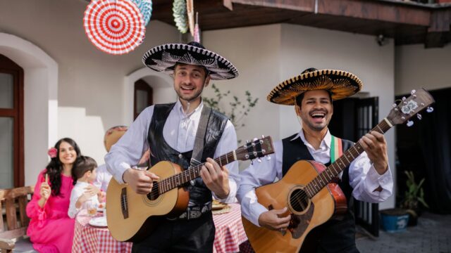 Envido6 y ‘Dama y vagabundo’: cómo seis hermanos del Opus Dei colaron un cover folk en el top 20 de Spotify España