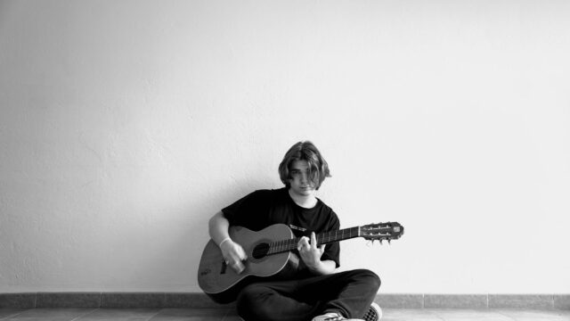 Guitarricadelafuente debuta como actor en ‘La bola negra’, la película de Los Javis que ya suena a Oscar