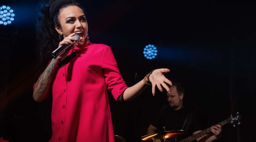 RAYE no empieza su tercer disco hasta enamorarse, y eso dice mucho de cómo hace música