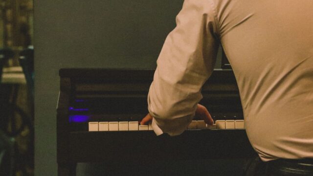 Sufjan Stevens vuelve al piano ocho años después, sin anuncio y sin foco