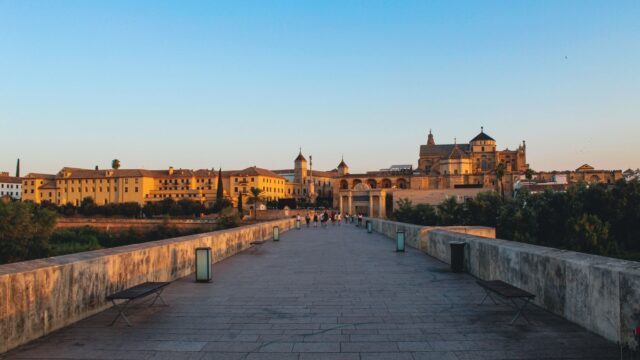 Viva Belgrado abrazan Andalucía y el optimismo en ‘Mientras el Guadalquivir fluye y fluye y fluye’